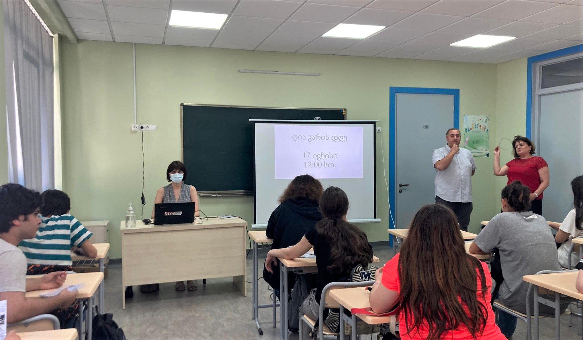 საინფორმაციო შეხვედრა სკოლის მოსწავლეებთან